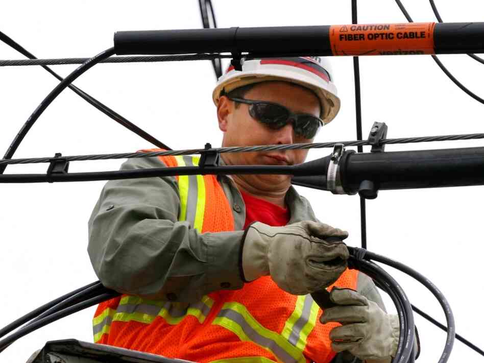 Verizon lineman Verizon lineman